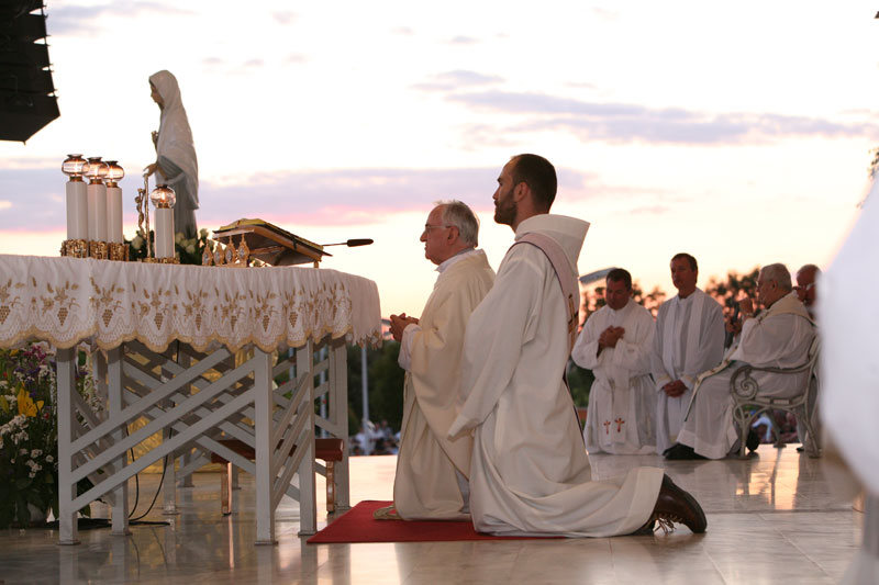 Resultado de imagem para nossa senhora medjugorje e os sacerdotes